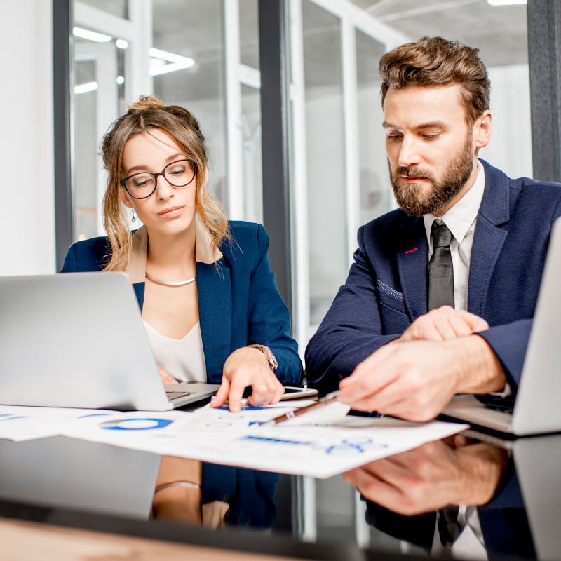 Amministratori di condominio al lavoro con un consulente