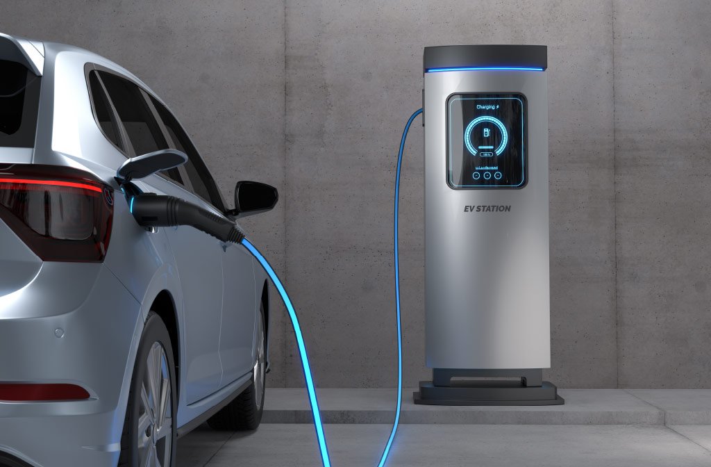 Auto elettrica collegata a una colonnina di ricarica