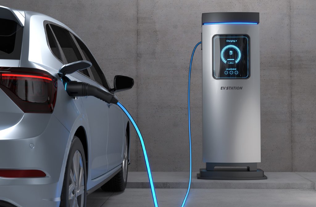 Auto elettrica in ricarica presso una colonnina