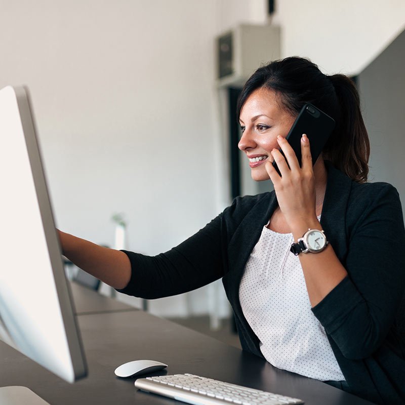 Consulente al telefono con documenti, orientamento sui bonus per il condominio
