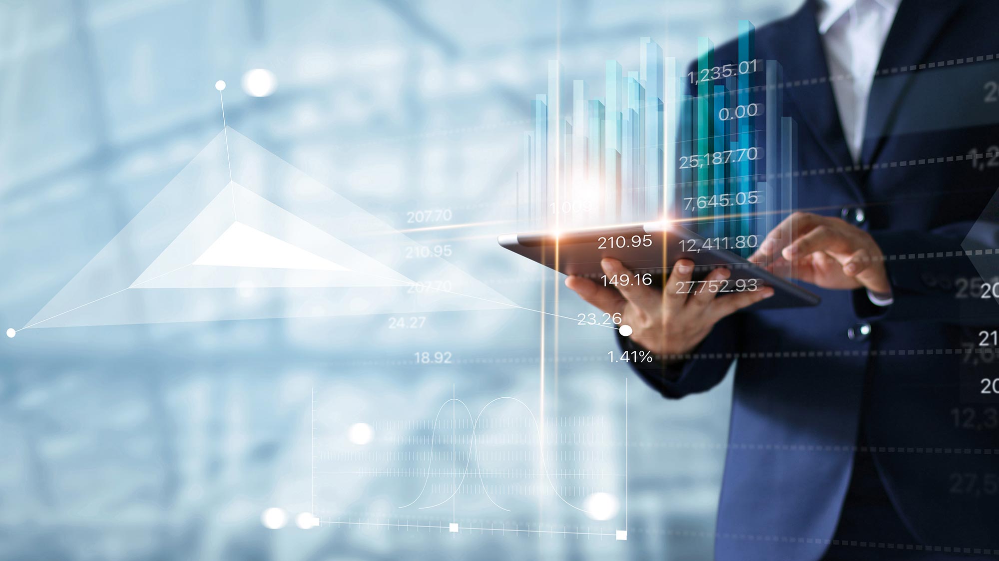 Professionista con tablet, Broker Condominiale partner strategico per i condomini