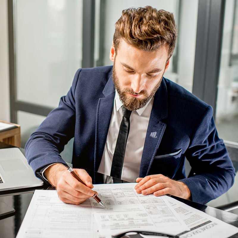 Professionista che firma documenti, lavora con Broker Condominiale