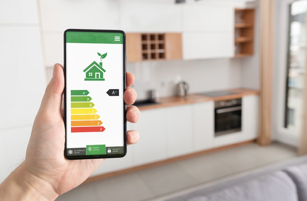 Smartphone con la classe energetica e caldaia a condensazione
