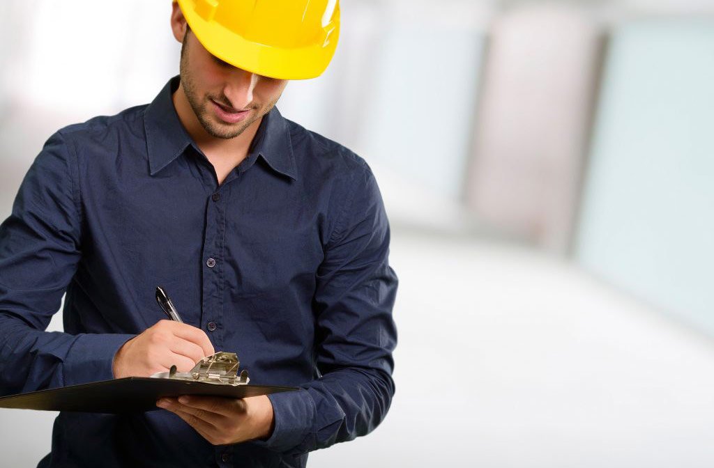Tecnico che compila la documentazione di certificazione degli impianti