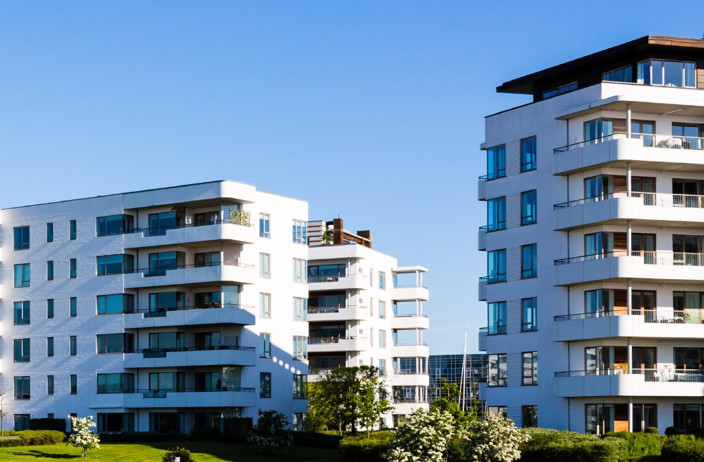 Condominio moderno con balconi e verde, servizi per i condomini