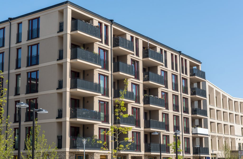 Tecnico al lavoro sul cappotto termico di un condominio