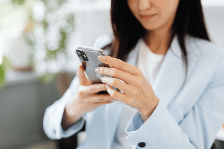 Donna che usa lo smartphone, condominio digitale e servizi a portata di clic