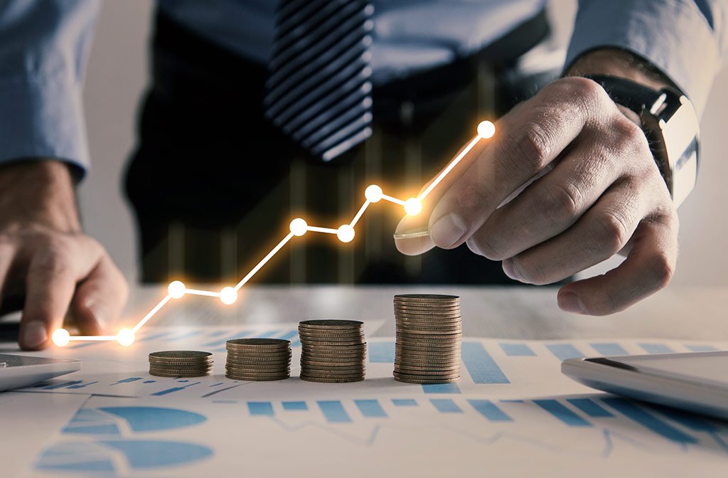 Mani che sfogliano grafici di crescita, consulenza marketing per studi di amministrazione