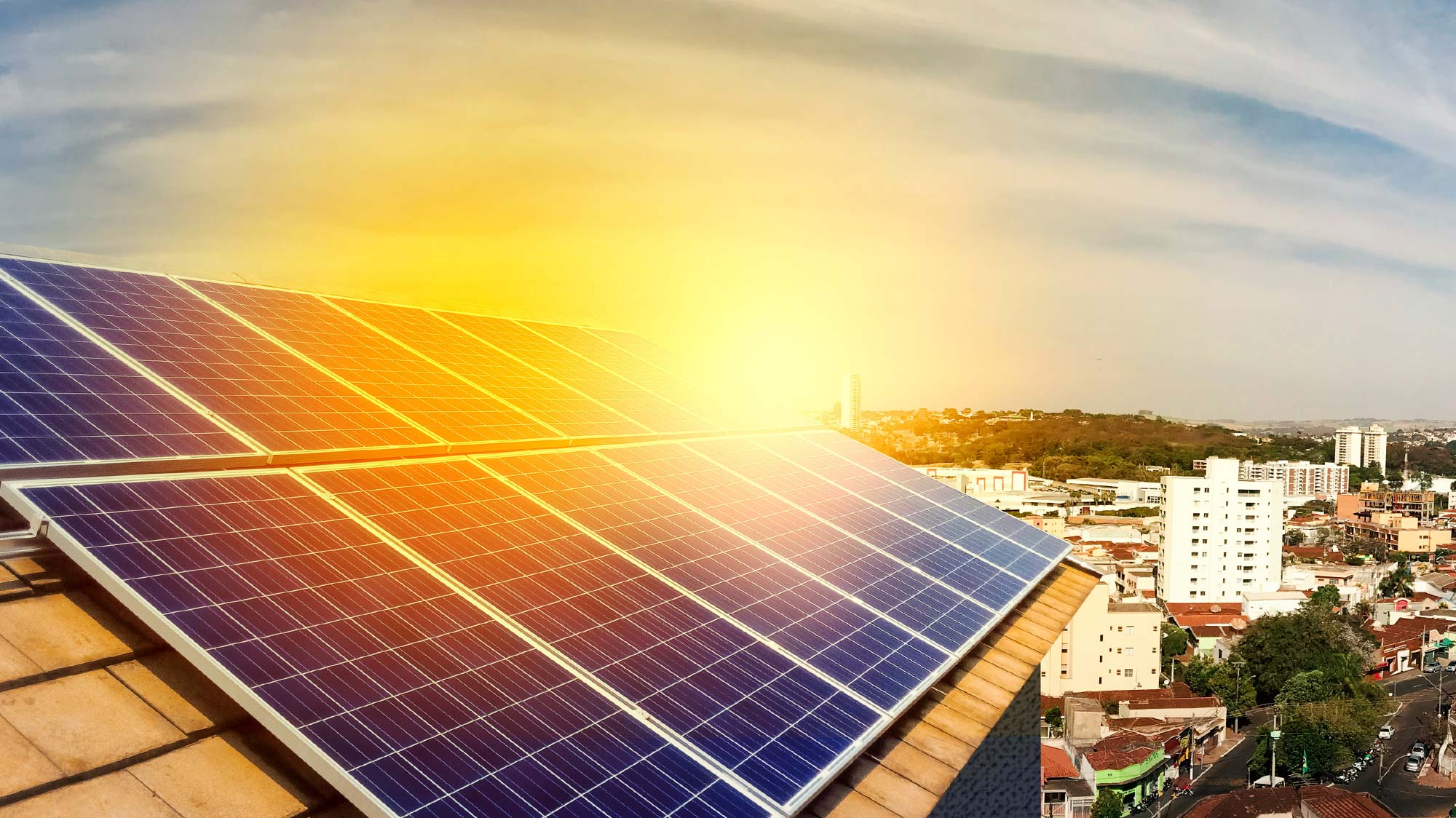 Pannelli fotovoltaici su un tetto condominiale al tramonto