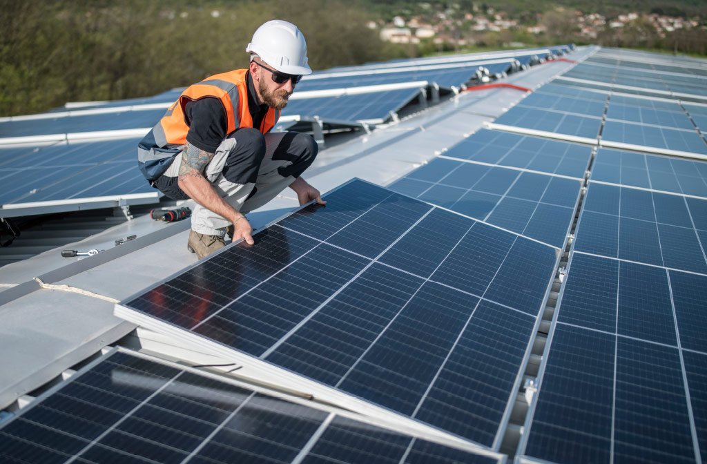 Tecnici al lavoro sull’installazione di un impianto fotovoltaico condominiale