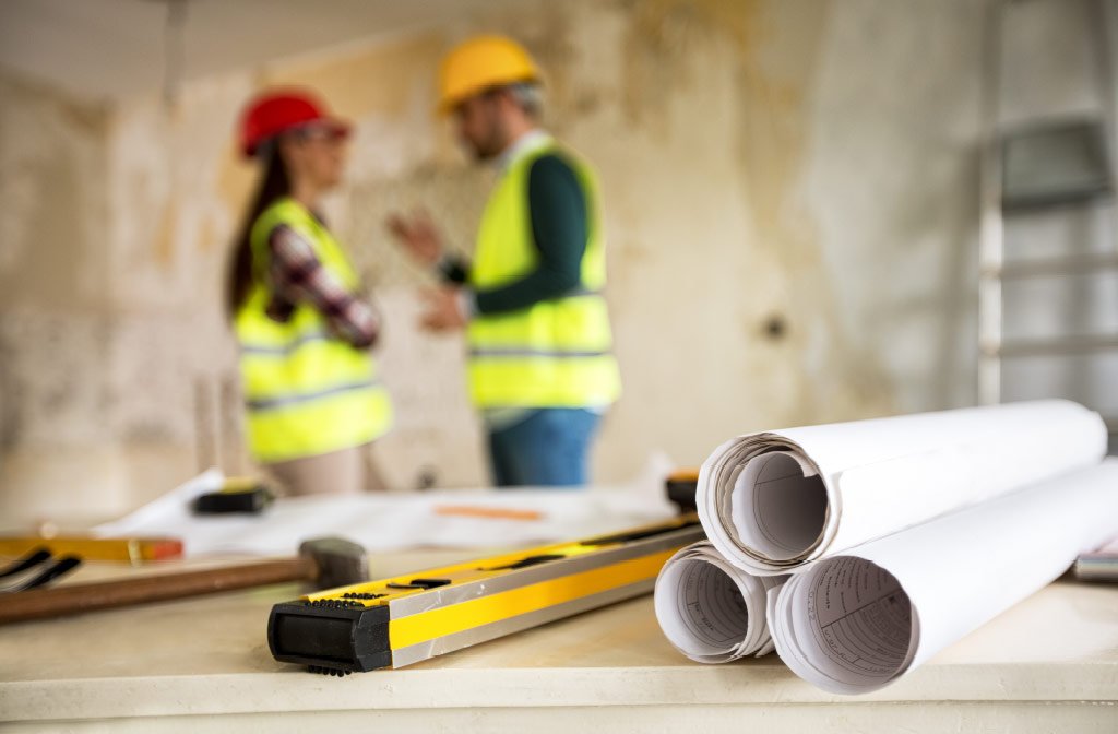 Cantiere con tecnici e progetti per interventi di riqualificazione agevolati