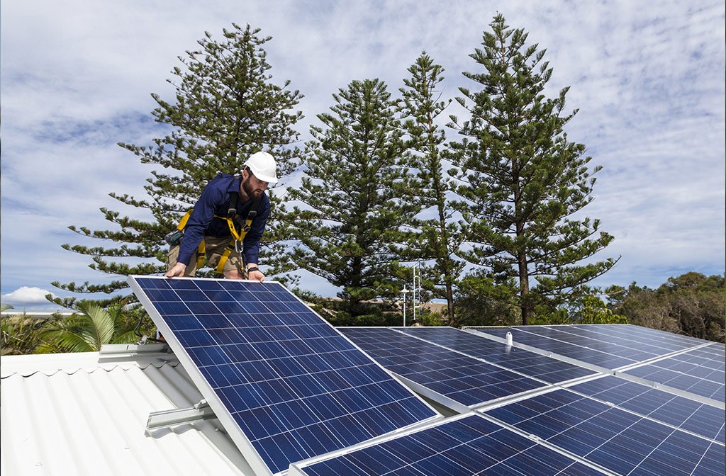 Installatore sui pannelli solari di un tetto condominiale