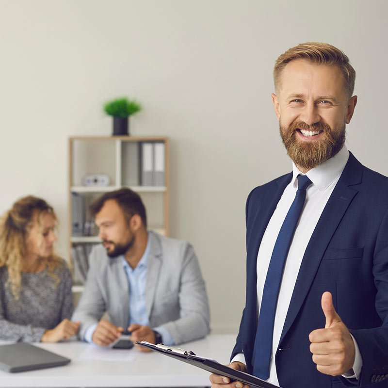 Gruppo di condòmini e professionisti che discutono un progetto di riqualificazione energetica