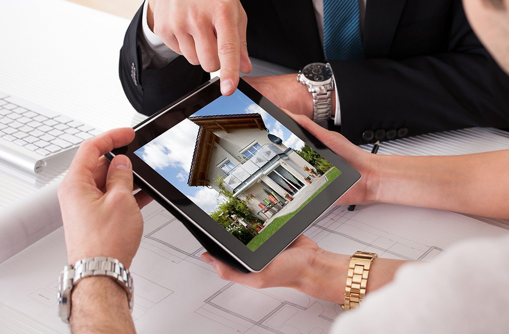 Tablet con la planimetria di un edificio, progetto di riqualificazione energetica