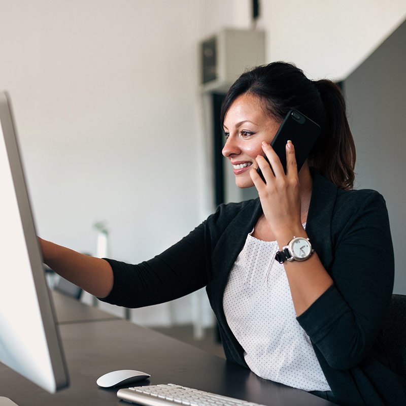 Consulente di Broker Condominiale al telefono con un amministratore
